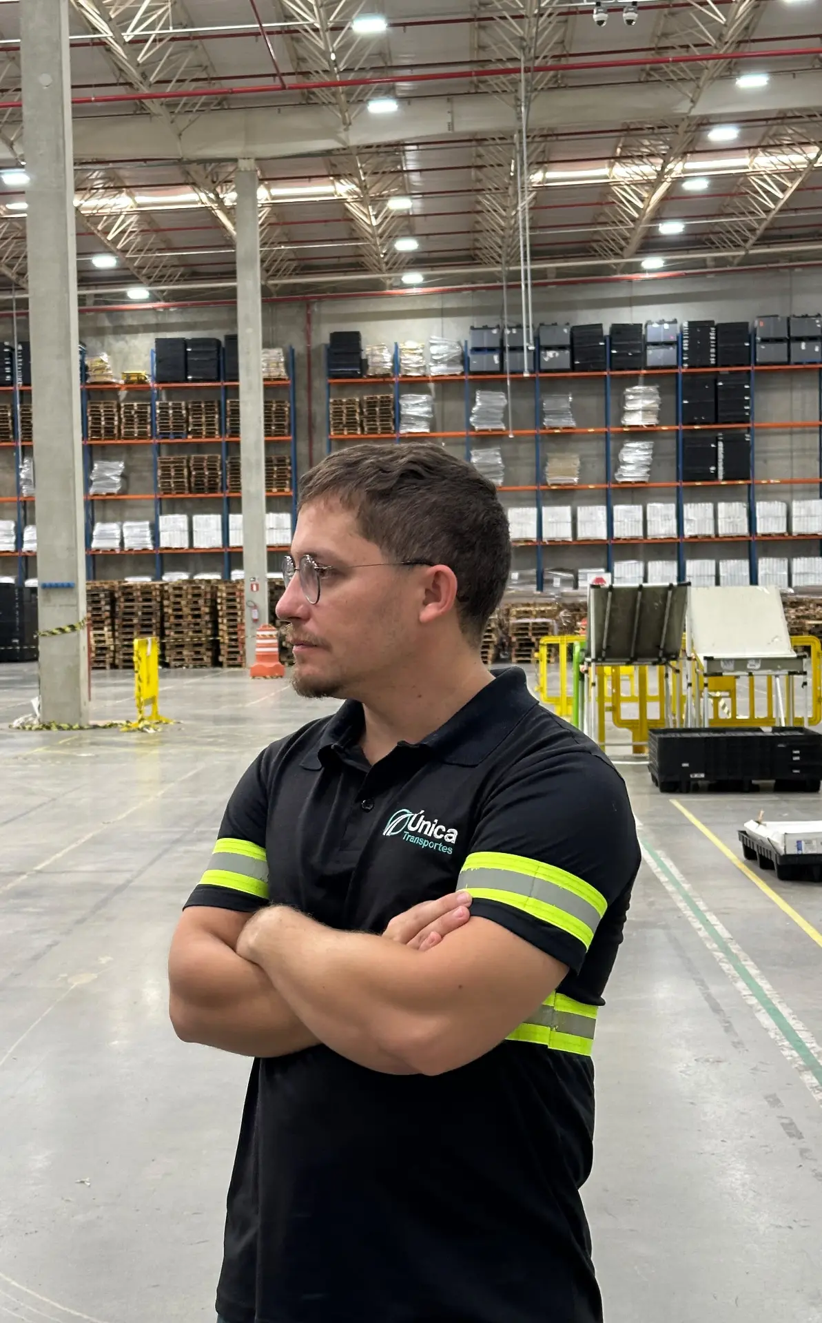 Jonathan Sassolli dentro do centro de distribuição da Única Transportes